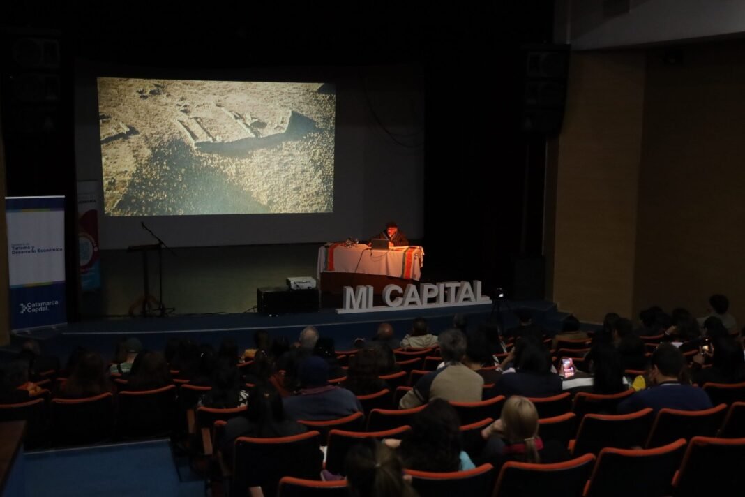 Kriscautzky disertó sobre los desafíos de poner en valor los sitios arqueológicos de Catamarca