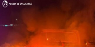 Numerarios policiales sofocaron el incendio de una camioneta en la Capital