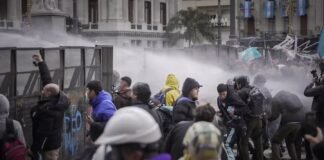 Pedradas, corridas y detenidos frente al Congreso en la marcha contra la Ley de Propiedad Privada