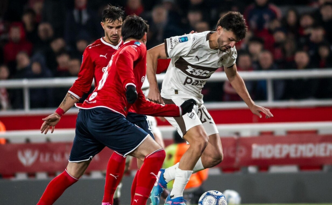Platense aprovechó un grosero error de Rey y Palermo debutó con un triunfo ante Independiente