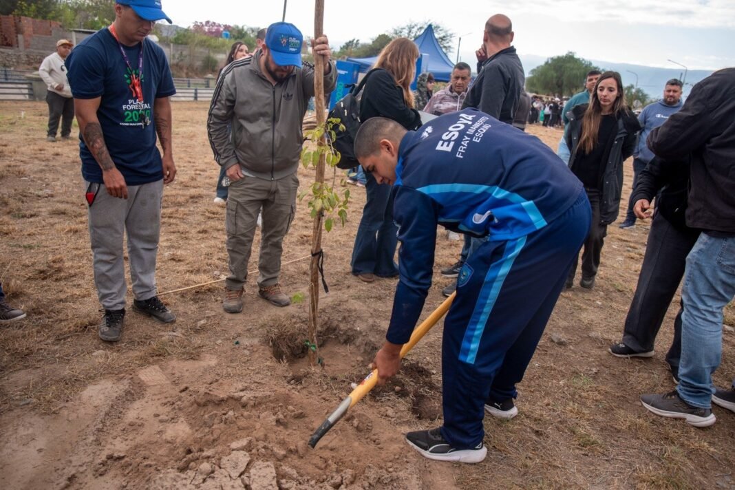 Saadi encabezó una jornada de forestación en el canal de Choya por el Día del Árbol