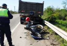 Se tiraron de la moto en movimiento segundos antes de ser aplastados por un camión
