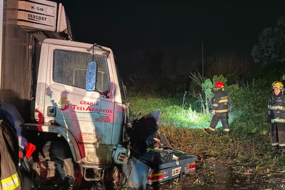 Siete muertos, entre ellos tres menores, por un choque entre un auto y un camión