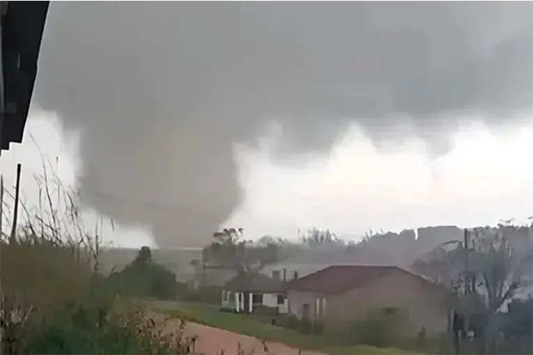 Tornado azotó una zona de Brasil fronteriza con Argentina: un muerto, cinco heridos y más de 2