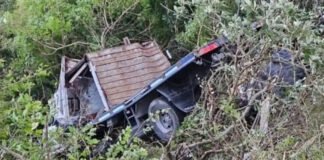 UN CAMIÓN CAYÓ AL PRECIPICIO EN LA CUESTA DEL TOTORAL