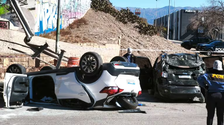Un muerto y varios heridos al caer dos vehículos de un puente en Mendoza