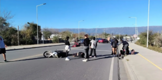 Violento choque de motocicletas en Tres Puentes