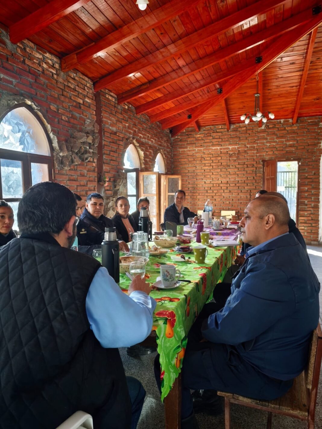 Autoridades policiales, municipales y educativas de Pomán se reunieron para fortalecer acciones de prevención