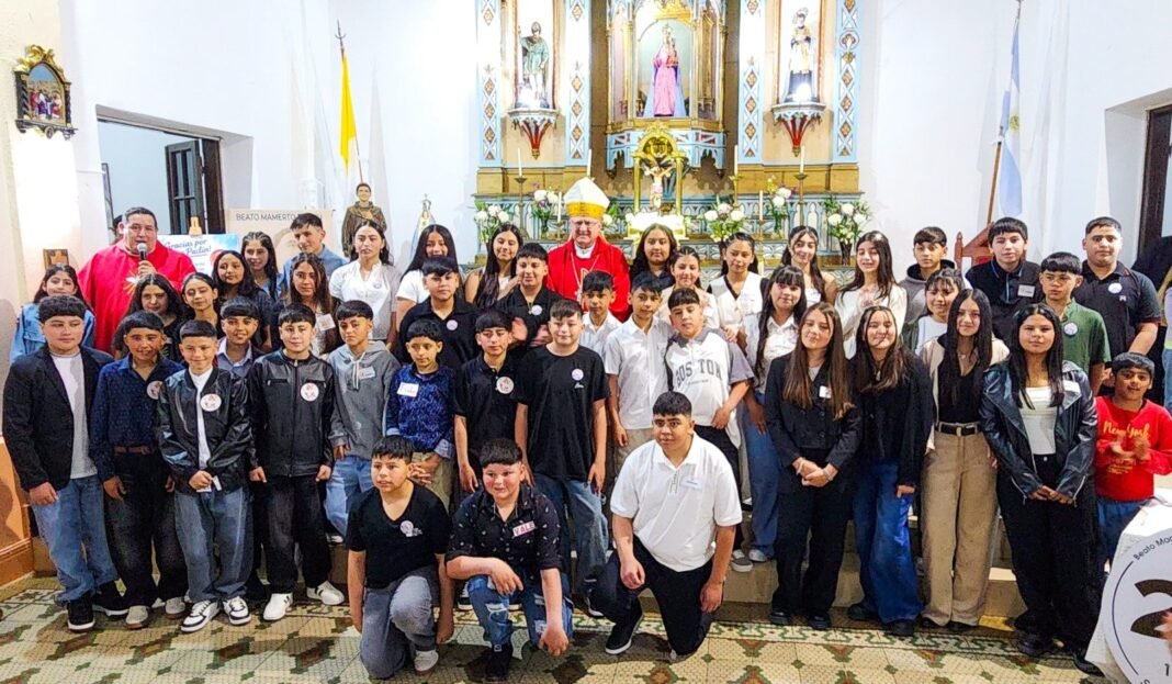 El Obispo cerró su visita pastoral a Paclín confirmando en la fe a más de 40 adolescentes