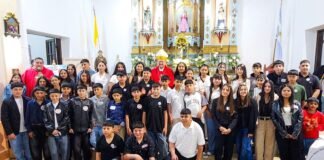 El Obispo cerró su visita pastoral a Paclín confirmando en la fe a más de 40 adolescentes