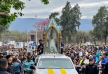 Histórica visita: policías recibieron a la Imagen Auténtica de la Virgen del Valle en el Polideportivo Policial