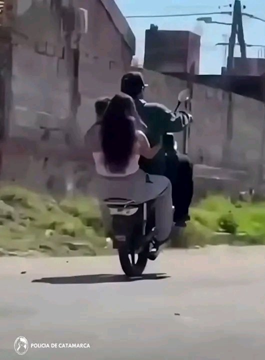 identificaron a motociclistas que realizaban maniobras peligrosas mientras trasladaban a niños