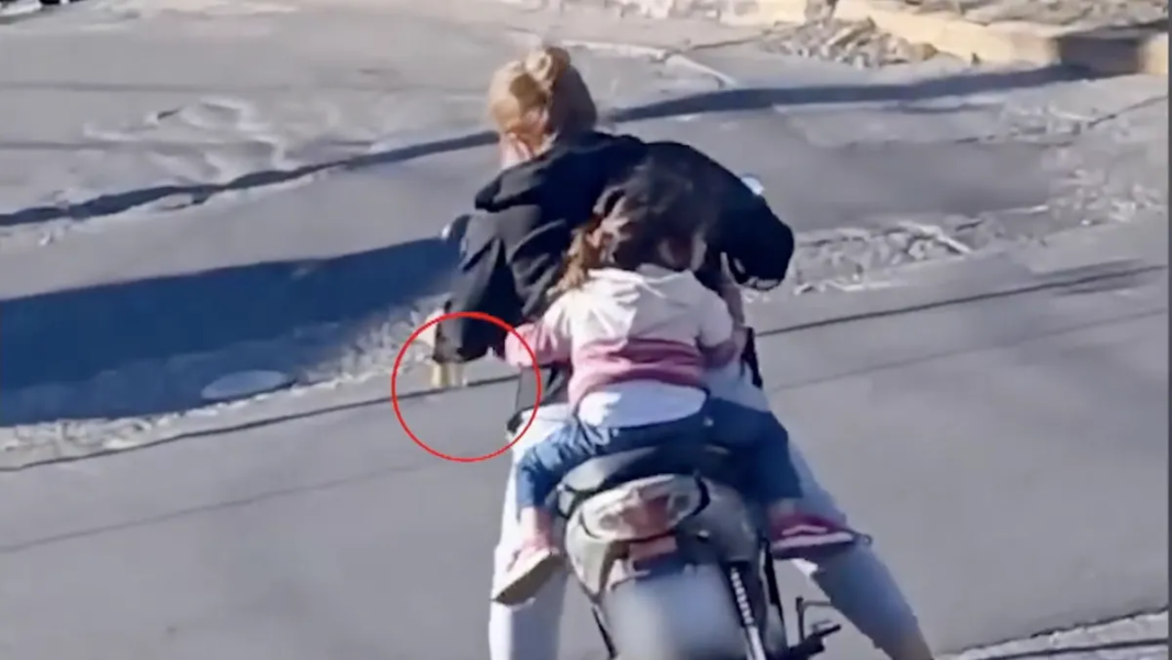 La mujer de Catamarca que manejaba una moto con una niña sin casco mientras tomaba una cerveza, también causa indignación nacional