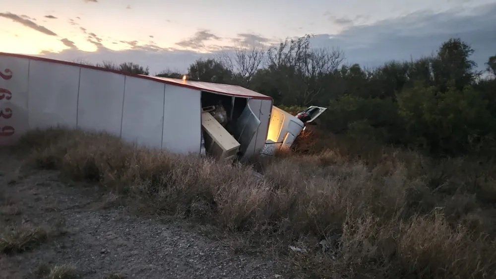 Precaución: volcó un camión en la ruta 60, entre Casa de Piedra y San Martín