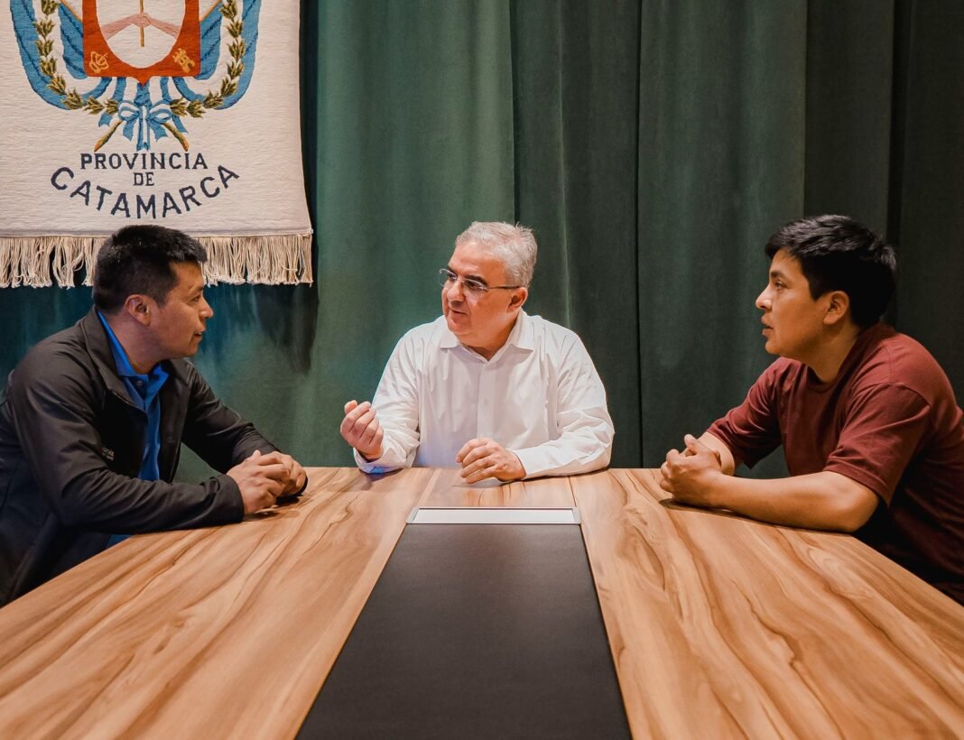 Raúl Jalil se reunió con caciques de El Tolar y Chistín para analizar y proyectar obras viales