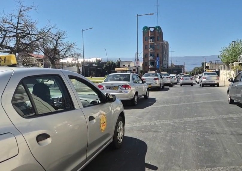 Taxistas y remiseros reclaman mas controles a autos de aplicaciones