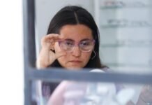 El intendente encabezó otra entrega de más de 100 anteojos e inauguró un nuevo SUM en el Club Salta Central
