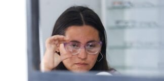 El intendente encabezó otra entrega de más de 100 anteojos e inauguró un nuevo SUM en el Club Salta Central