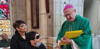 Entregan oraciones traducidas al braille en el Santuario Catedral