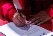Gustavo encabezó la entrega de escrituras a familias del barrio Altos de Choya
