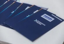 Gustavo encabezó una nueva entrega de escrituras gratuitas en el barrio Papa Francisco