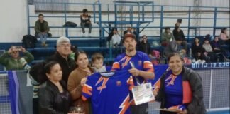 Homenajearon al profesor Carlos Arrosas durante un partido del Torneo de Básquet infantil