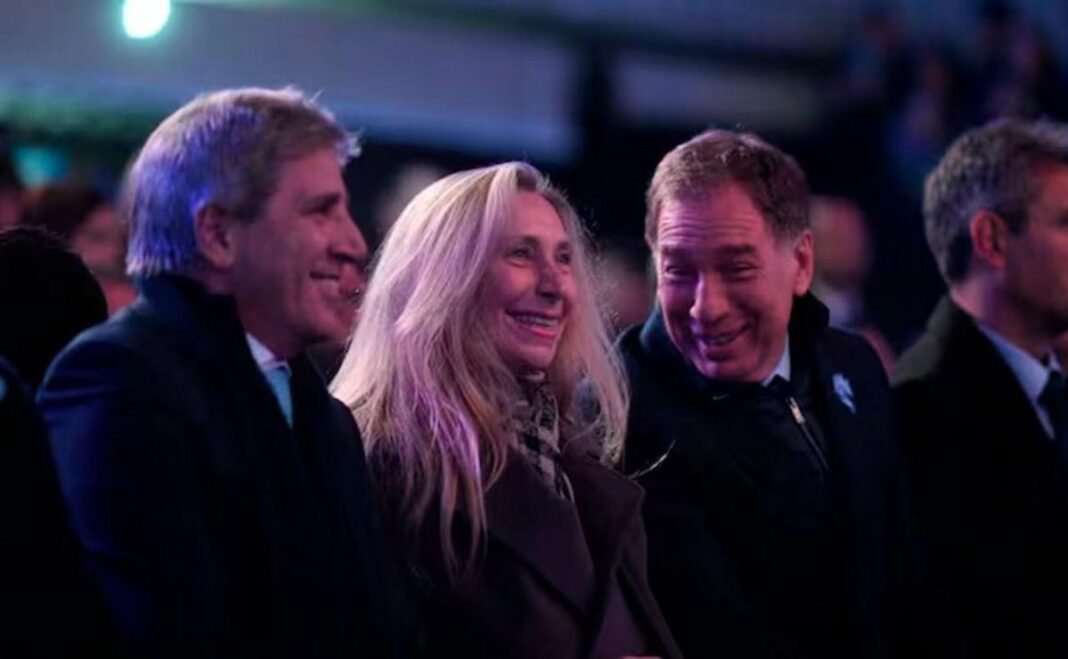 Karina, Caputo y Santilli, la comitiva que llega junto a Javier Milei