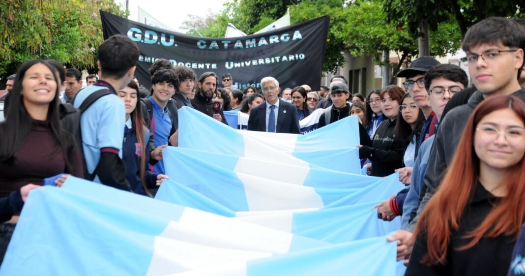 La comunidad catamarqueña acompañó masivamente a la UNCA en defensa de la educación pública