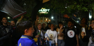 Los 75 años de Charly García: canciones, emoción y un saludo desde el balcón