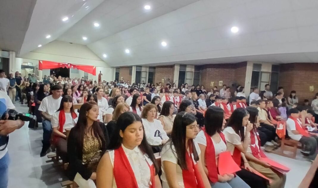 Más de 100 chicos fueron confirmados en la fe en la parroquia de la Santa Cruz