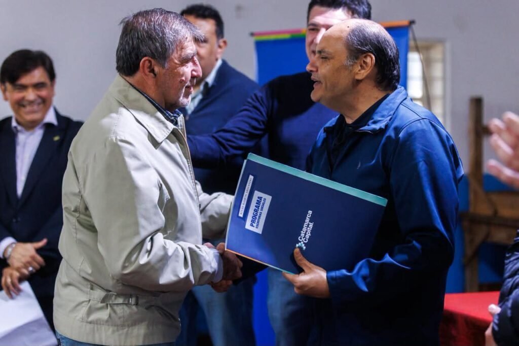 Saadi encabezó la entrega de escrituras a familias del barrio Altos de Choya