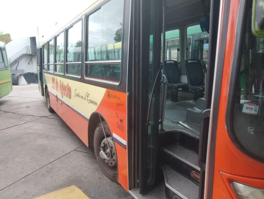 TRANSPORTE RETIRÓ DE CIRCULACIÓN UNA UNIDAD POR CIRCULAR CON CUBIERTAS EN MAL ESTADO