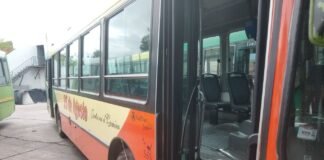TRANSPORTE RETIRÓ DE CIRCULACIÓN UNA UNIDAD POR CIRCULAR CON CUBIERTAS EN MAL ESTADO
